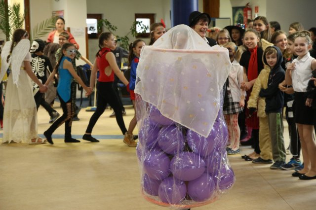 Itt a farsang áll a bál...