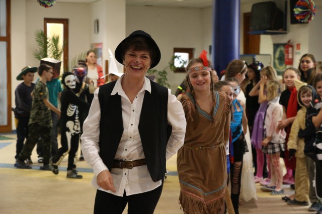 Itt a farsang áll a bál...