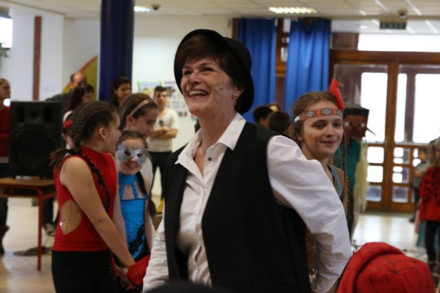 Itt a farsang áll a bál...