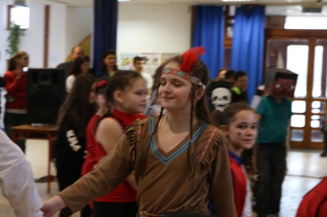 Itt a farsang áll a bál...