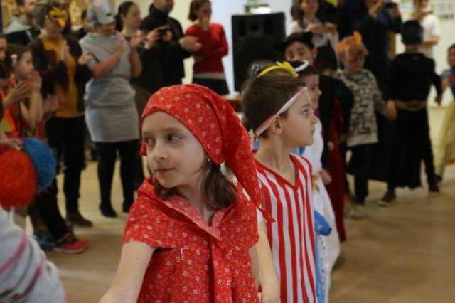 Itt a farsang áll a bál...