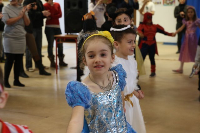 Itt a farsang áll a bál...