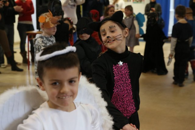 Itt a farsang áll a bál...