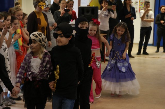 Itt a farsang áll a bál...