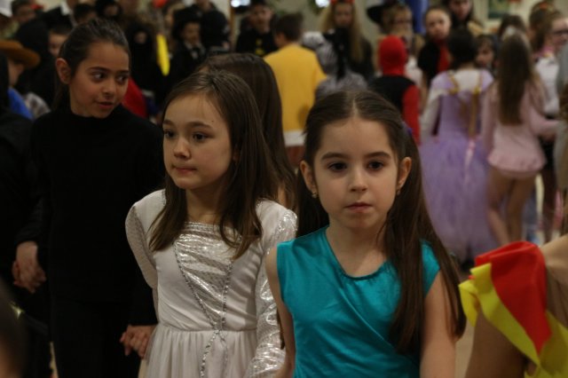 Itt a farsang áll a bál...