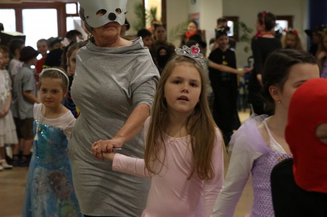 Itt a farsang áll a bál...