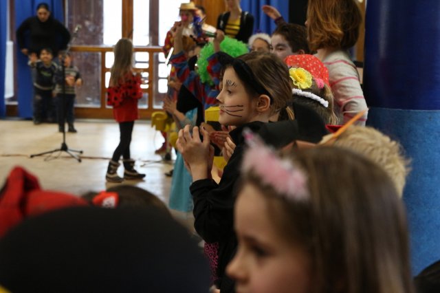 Itt a farsang áll a bál...