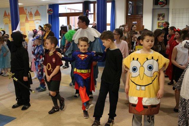 Itt a farsang áll a bál...