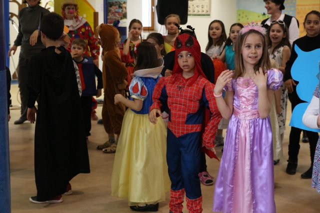 Itt a farsang áll a bál...