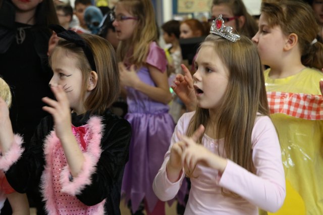 Itt a farsang áll a bál...