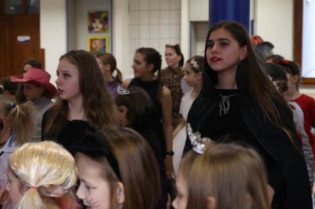 Itt a farsang áll a bál...