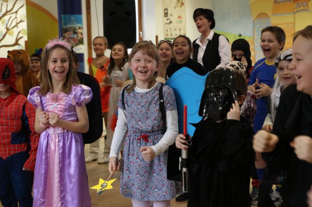 Itt a farsang áll a bál...