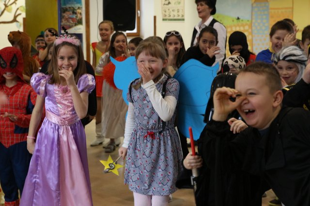 Itt a farsang áll a bál...