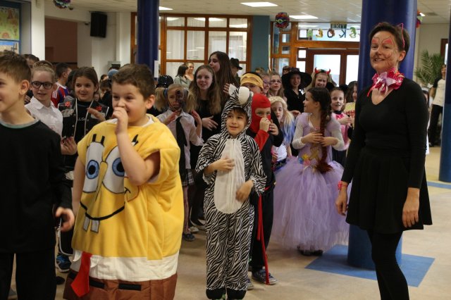 Itt a farsang áll a bál...