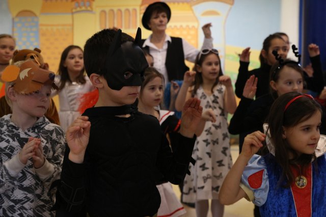 Itt a farsang áll a bál...