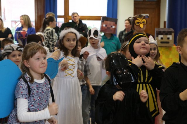 Itt a farsang áll a bál...