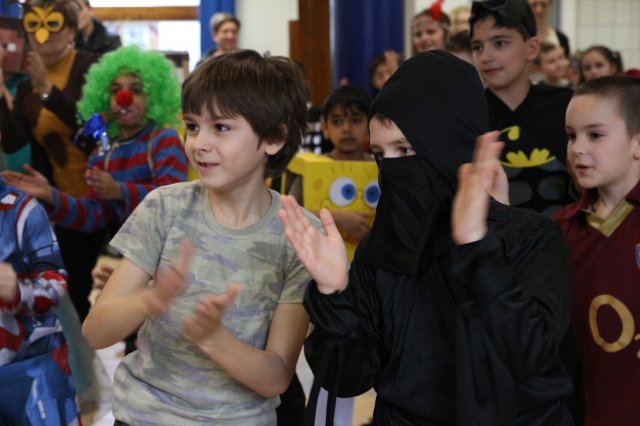 Itt a farsang áll a bál...