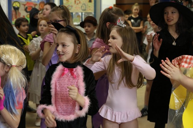 Itt a farsang áll a bál...