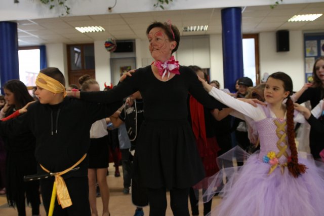 Itt a farsang áll a bál...