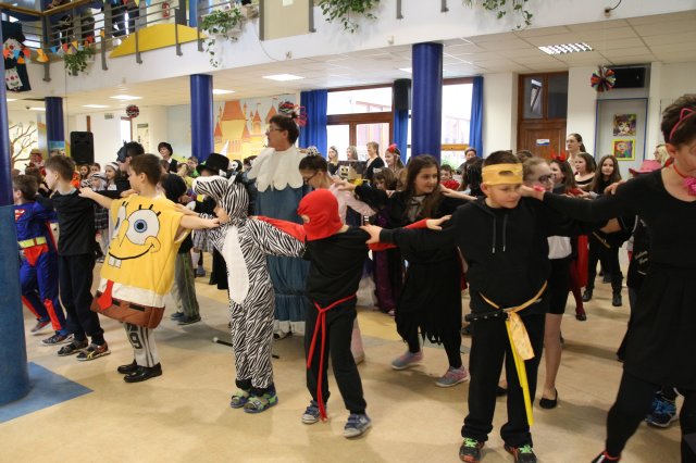 Itt a farsang áll a bál...