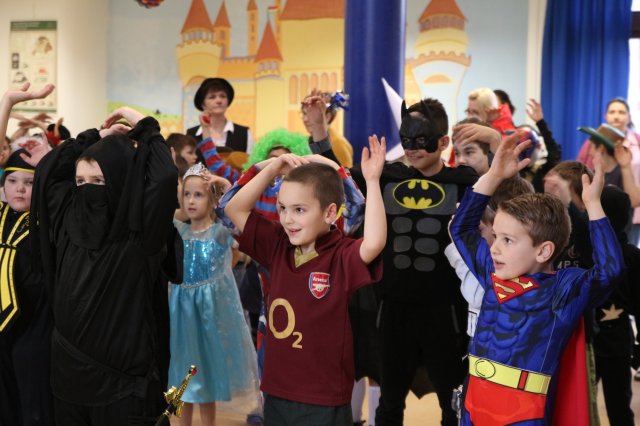 Itt a farsang áll a bál...