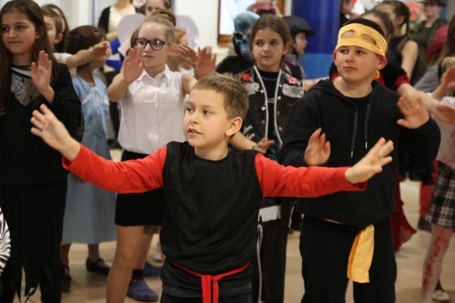 Itt a farsang áll a bál...