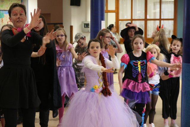 Itt a farsang áll a bál...