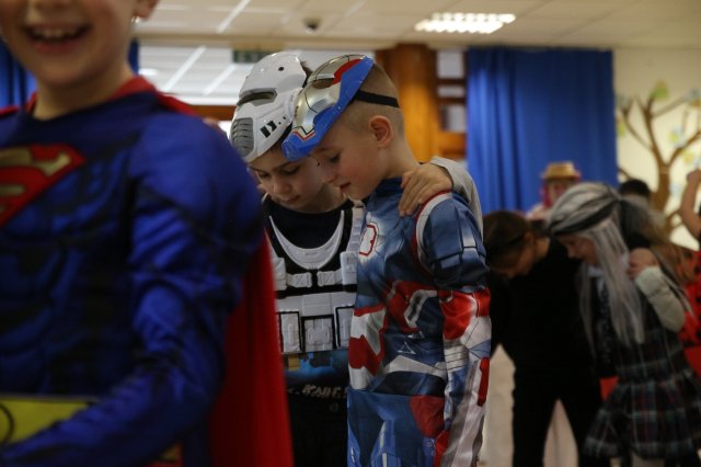 Itt a farsang áll a bál...