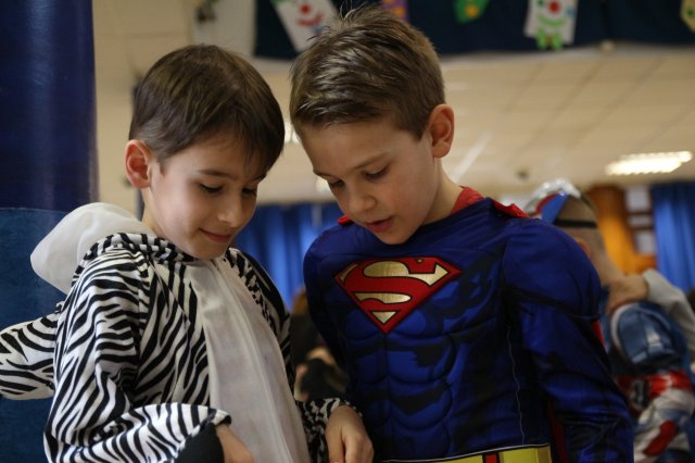 Itt a farsang áll a bál...