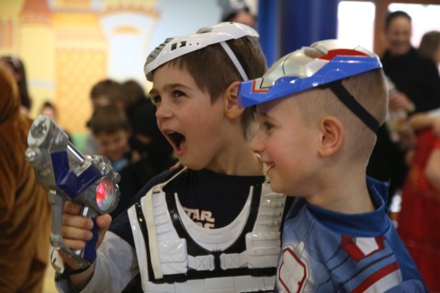 Itt a farsang áll a bál...