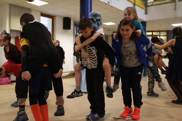 Itt a farsang áll a bál...