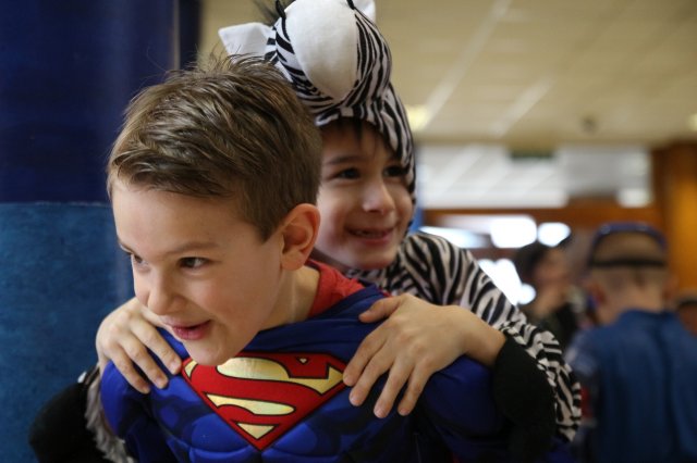 Itt a farsang áll a bál...