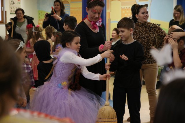 Itt a farsang áll a bál...