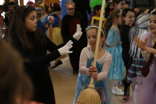 Itt a farsang áll a bál...