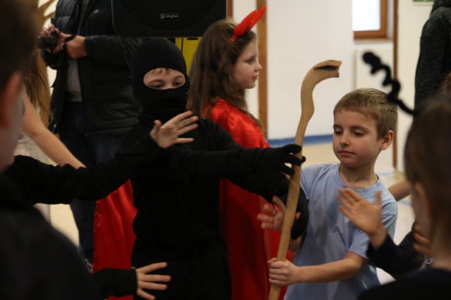 Itt a farsang áll a bál...