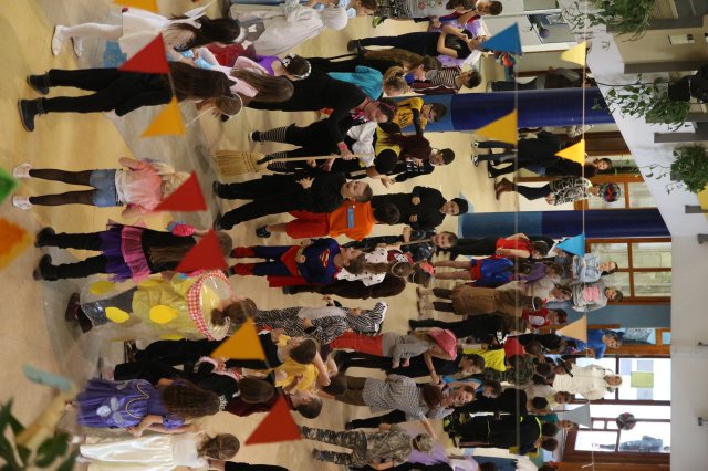 Itt a farsang áll a bál...