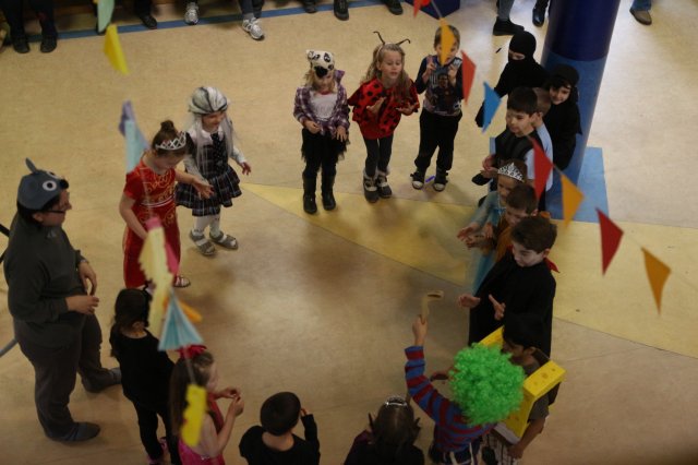 Itt a farsang áll a bál...