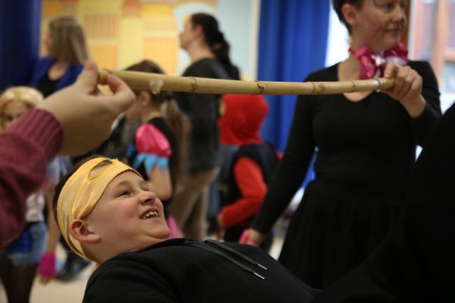 Itt a farsang áll a bál...