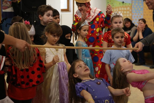 Itt a farsang áll a bál...