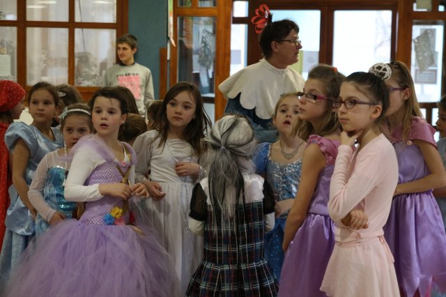 Itt a farsang áll a bál...