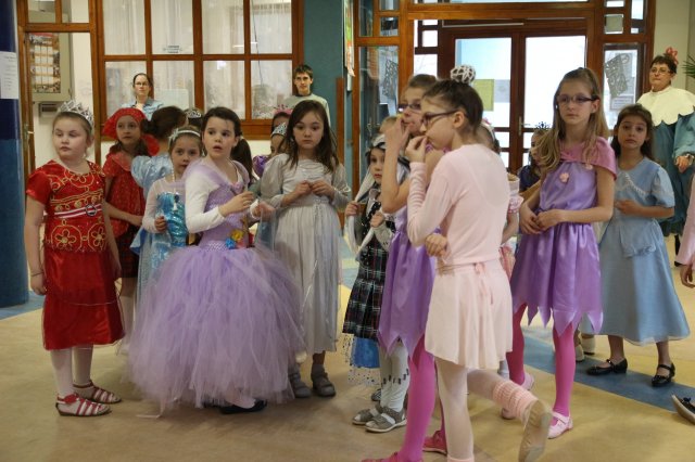 Itt a farsang áll a bál...