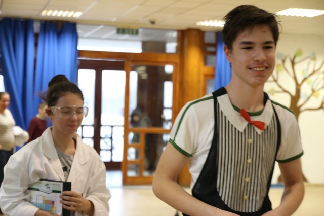 Itt a farsang áll a bál...