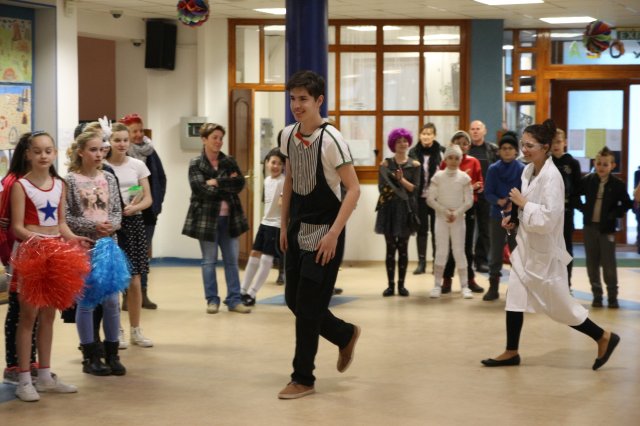 Itt a farsang áll a bál...