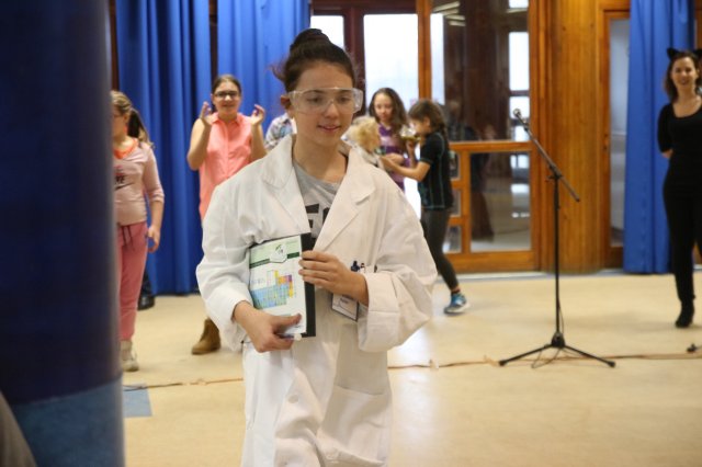 Itt a farsang áll a bál...