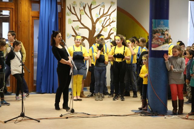 Itt a farsang áll a bál...