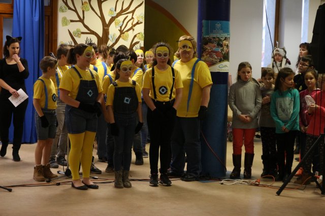 Itt a farsang áll a bál...