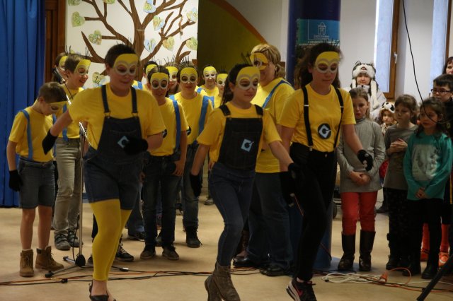 Itt a farsang áll a bál...