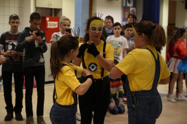 Itt a farsang áll a bál...