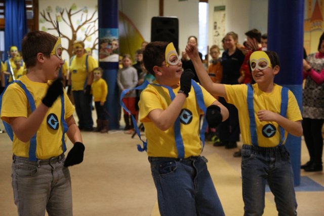 Itt a farsang áll a bál...