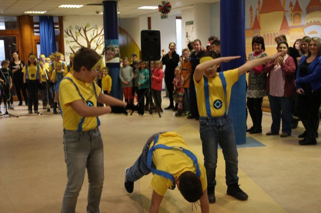 Itt a farsang áll a bál...